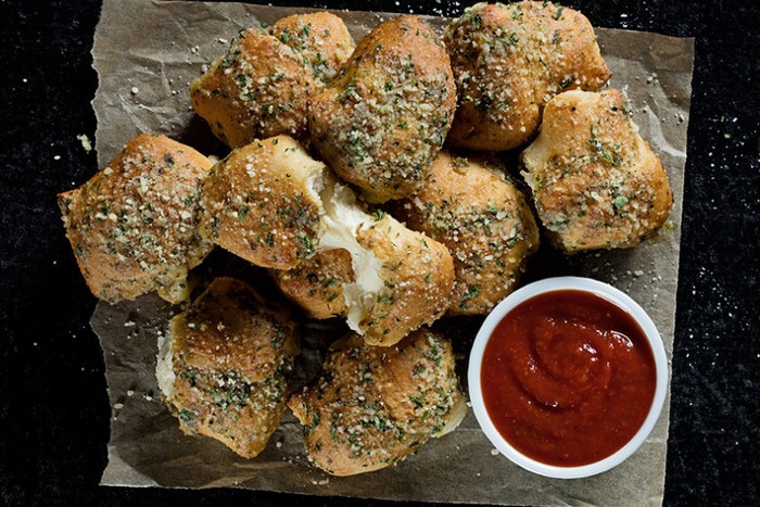 Garlic Knots Yang Gurih Enak Kini Tersedia Di Pizza Hut Amerika