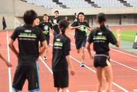 Setiap pelari mengenakan selempang yang harus dioper kepada pelari berikutnya.