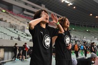 Ayoooo, kamu bisaaaa.....  mungkin begitu dua remaja putri ini meneriaki teman-temannya yang sedang berada di lintasan lari.
