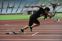 How fast can you go? Pelari pertama melakukan start nomor 4 x 100 meter.