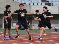 Dalam lari 4 x 100 meter, mengoper tongkat estafet sangat krusial. Jika tongkat jatuh, pelari didiskualifikasi.