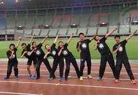    Bergaya ala Usain 'Thunder' Bolt.