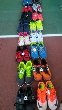 Ini adalah sepatu para peserta yang sementara diparkir, karena mereka mendapatkan sepatu baru dari Puma untuk dipakai lomba. Asyik banget 'kan?
