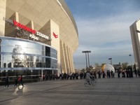     Antrean di depan pintu masuk Yanmar Stadium, Nagai. Stadion ini bersejarah karena pernah menggelar tiga pertandingan Piala Dunia 2002.