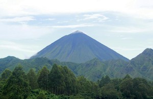 Perjuangan Mendaki Gunung Inerie, Piramida Alam di Flores