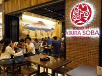 Abura Soba Yamatoten berlokasi di East Mall, Grand Indonesia. Meski tak terlalu besar, gerai bernuansa Jepang ini terasa nyaman.