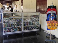 Kalau mau beli oleh-oleh pun bisa. Ada kios yang menjual suvenir lengkap, mulai dari pernak-pernik hingga kaos (Kurnia/detikTravel)