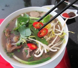 Nikmati Pho Vietnam yang Hangat Gurih di 5 Tempat Ini