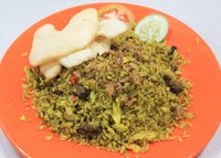 Nasgor Bandot jadi favorit di sini. Nasi goreng dilengkapi potongan daging kambing empuk tanpa bau, orak arik telur, dan kerupuk udang. Nasi ini tidak begitu berminyak. Terasa citarasa kari yang mengingatkan kami akan nasi kebuli.