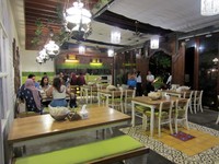 Bale Soto berada di Jalan Daksa, kawasan Senopati. Resto berkonsep tradisional modern ini terasa nyaman dengan kapasitas besar.