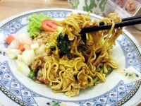 Mie Goreng Tek-tek racikan Bale Soto mempunyai banyak isian. Ada telur, suwiran ayam, irisan sawi, kol, dan potongan tomat. Pelengkapnya berupa bakwan dan acar yang asam segar!