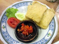 Satu porsi tempe mendoan berisi 4 lembar tempe tepung. Tempe yang gurih ini diberi pelengkap sambal cabe bawang yang pedas menyengat. Huahh!