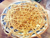 Kalau mau bernostalgia, pilihlah Kue Sarang Laba-laba sebagai sajian penutup. Ada rasa terigu yang gurih manis dari sajian ini.