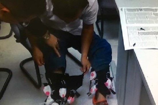 Traveler Vietnam Nekat Selundupkan Burung Langka di Celananya