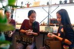 Aww, Lucunya Main Bareng Landak Mini di Kafe Jepang