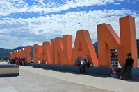 Traveler pun juga bisa berfoto di depan tulisan besar Pantai Carocok Painan berwarna merah yang menjadi ciri khasnya. Tulisan besar dibangun tahun 2015 dan dijadikan ikon wisata (Randy/detikTravel)