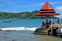 Di ujung jembatan terdapat spot khusus seperti gazebo yang dapat dipergunakan oleh traveler. Tampak pengunjung yangs sedang asyik duduk hingga menyantap makanan (Randy/detikTravel)