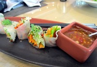 Spring roll yang berisi mentimun dan wortel dengan tambahan saus yang pedas manis.