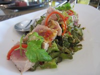 Tuna yang lembut disajikan dengan kecipir renyah dan siraman saus pedas manis.