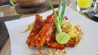 Phad Thai Koong merupakan Pad Thai alias mie yang disajikan dengan udang dan saus asam Jawa.