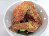 Chicken wings garlic parmesan menebar aroma gurih khas keju. Tercecap paduan rasa keju dan bawang putih yang enak di lidah.