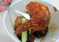 Pencinta BBQ sebaiknya tidak melewatkan chicken wings BBQ. Ayam berbalur cacahan lada hitam dan daun dill ini terasa manis gurih.