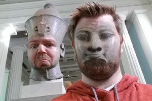 Hal Paling Konyol Liburan di Museum, Face Swap dengan Patung!