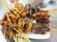 Sate Kajang Hj. Samuri meracik sate dengan varian yang beragam. Ada sate ayam, daging sapi, babat, kambing, kelinci dan sate hati.