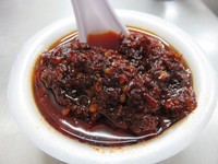 Sambal yang pedas berwarna merah pekat jadi pelengkap rasa bumbu kacang. Huah, pedas!