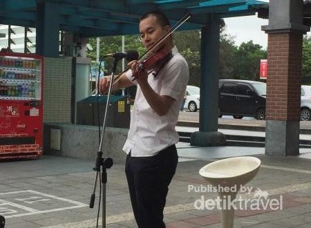 Lupakan sejenak pengamen yang dekil. Di sebuah rest area tol di Taiwan, ada pengamen yang tampil rapi, piawai bermain biola, sambil menjual CD rekaman musiknya. Lupakan sejenak pengamen yang dekil. Di sebuah rest area tol di Taiwan, ada pengamen yang tampil rapi, piawai bermain biola, sambil menjual CD rekaman musiknya.