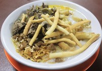 Bubur ayam istimewa ada lelehan kuning telur ayam kampung, potongan ati ampela, irisan seledri, cakwe, tongcai, bawang goreng dan cheese stick. Buburnya gurih creamy karena pemakaian kuning telur. Enaknya disuap bersama sambal yang terasa jejak kacang.
