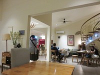 Di Wijaya terdapat kafe yang menyuguhkan suasana nyaman sekaligus homey. Honey & Me dengan dua lantai yang cukup luas dengan susunan bangku kayu. Beberapa dekorasi memakai warna cerah ataupun vintage.