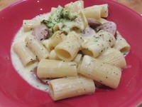 Rigatoni with Bratwurst Sausage in Cream Sauce diberi guyuran saus krim putih. Tekstur pasta cukup lembut, enak disuap dengan saus krim gurih beraroma paduan susu dan mentega.