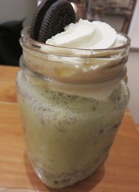 Green Tea Oreo terbuat dari bubuk teh hijau, biskuit Oreo dan es krim vanilla. Rasanya legit creamy dengan butiran Oreo yang sudah dihancurkan. Cocok bagi penyuka manis.