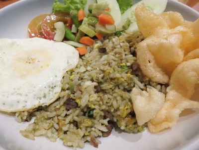 Ada Nasi Goreng Buntut dan Rigatoni Bersaus Krim Gurih di Honey & Me