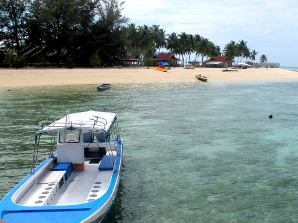 Mau Liburan ke Derawan, Hindari Long Weekend Ya!