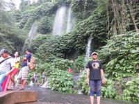 Karena kecantikannya, tentu banyak wisatawan yang datang ke sini. Terlebih saat hari libur. Suasana akan ramai seperti ini (Yudhistira/detikTravel)