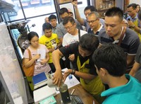 Setelah selesai memberikan materi, Roaster handal dari Anomali Coffee mempraktekkan cara roaster dengan alat.