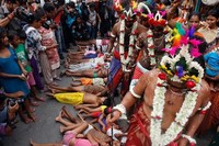 India punya festival unik bernama Festival Shiwa Gajan. Festival ini diselenggarakan setiap pekan terakhir sebelum pergantian tahun menurut kalender penanggalan Suku Bengal. (Rupak De Chowdhuri/Reuters)