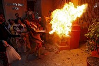 Ritual keagamaan ini sudah berlangsung secara turun temurun, contohnya di Desa Kurmin, Kota Kolkata, India ini. Warga, baik anak-anak, wanita maupun pria dewasa menjalani ritual agar mendapat berkah dari Dewa Shiwa (Rupak De Chowdhuri/Reuters)
