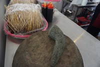 Senjata utama tim sate maranggi berupa ulekan sempat tertahan di bandara Indonesia. Namun dengan segala bentuk perjuangan, tim maranggi berhasil membawa ulekan.