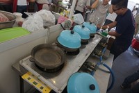 Tim Markobar harus membawa kompor dan loyang sendiri dari Indonesia. Tak main2, berat barangnya mencapai 25 kg.