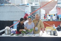 Pakar kuliner Indonesia, William Wongso, memberi cooking class membuat garang asam ayam sambil mengajak seorang pengunjung WSFC 2016.