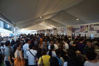 Setelah antre masuk lokasi jambore WSFC 2016, pengunjung perlu kembali mengantre untuk membeli makanan di setiap stand.