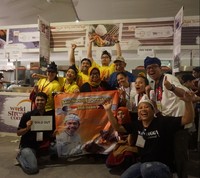 Kegembiraan tim sate maranggi Purwakarta Hj. Yetty di hari terakhir WSFC 2016. Sedikitnya 4.000 porsi sate ludes terjual selama lima hari gelaran berlangsung.