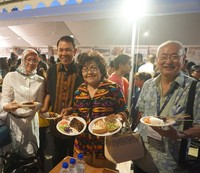 Istri Bupati Purwakarta, Anne Ratna Mustika Mulyadi, beserta duta besar Indonesia untuk Filipina, Johny Lumintang, saat datang ke WSFC 2016.