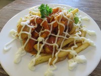 Sambil ngopi, poutine berupa kentang goreng yang renyah disiram dengan bumbu pedas sedikit asam. Nyam!