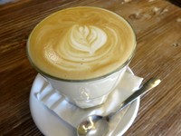 Spanish Latte memiliki tekstur yang creamy dengan sensasi rasa kopi hangat yang ringan. Cocok untuk Anda yang tidak terlalu suka kopi pahit.