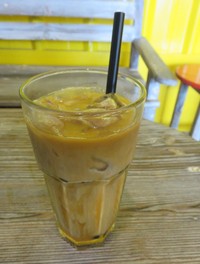 Kalau mau menikmati kopi dingin, Anda bisa memesan caramel Macchiato yang memiliki rasa manis pahit yang seimbang. Kopi ini dibuat dari biji kopi asal Bone, Sulawesi Selatan.