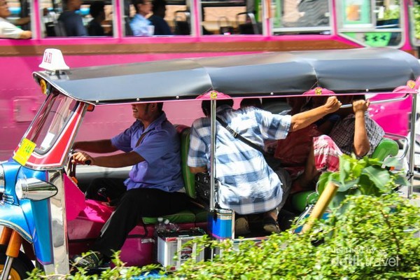 Tuk-tuk adalah kendaraan khas dari Thailand. Bentuknya mirip seperti bajai di Indonesia. Uniknya, ternyata tuk-tuk bisa muat untuk berama-ramai, walaupun agak sedikit dipaksakan. Tuk-tuk adalah kendaraan khas dari Thailand. Bentuknya mirip seperti bajai di Indonesia. Uniknya, ternyata tuk-tuk bisa muat untuk berama-ramai, walaupun agak sedikit dipaksakan.